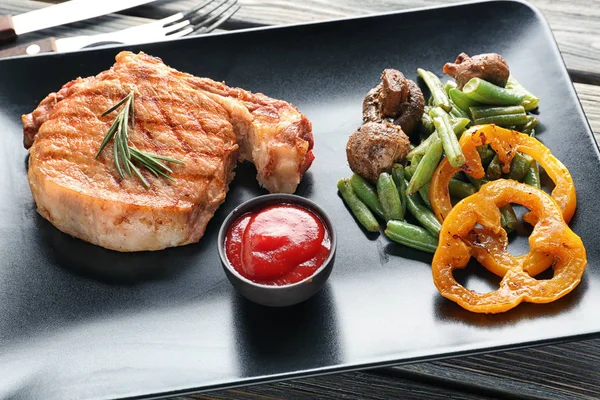 Steak Grillé Savoureux Sauce Tomate Légumes Dans Une Assiette Gros — Photo