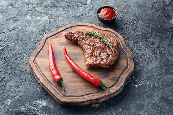 Fából Készült Fedélzet Val Ízletes Sült Steak Chilis Táblázat — Stock Fotó