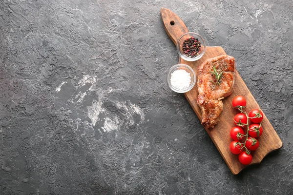 Plateau Bois Avec Steak Grillé Savoureux Tomates Épices Sur Table — Photo