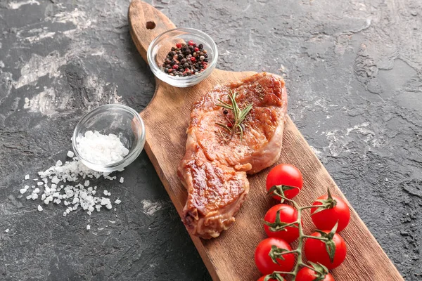 Fából Készült Fedélzet Val Ízletes Sült Steak Paradicsom Fűszerek Táblázat — Stock Fotó