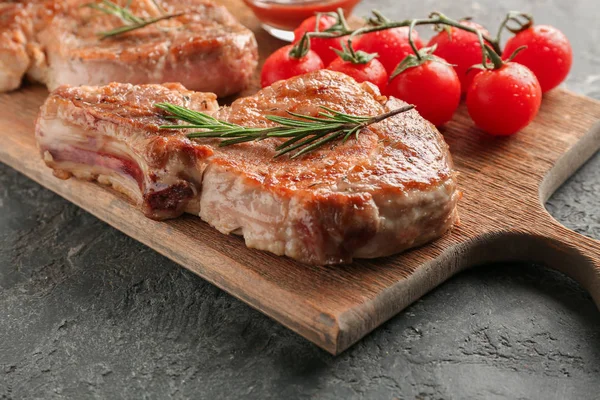 Steak Grillé Savoureux Tomates Fraîches Sur Planche Bois Gros Plan — Photo