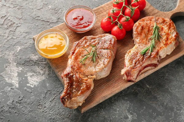 Holzbrett Mit Leckeren Steaks Vom Grill Tomaten Und Soßen Auf — Stockfoto