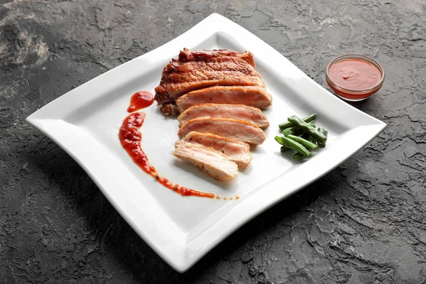 Assiette Avec Steak Grillé Savoureux Haricots Verts Sauce Sur Table — Photo