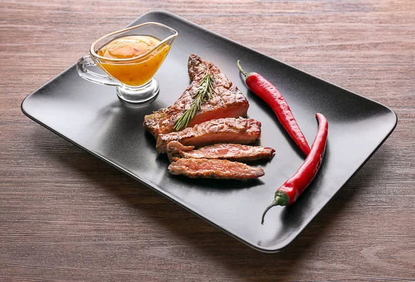 Assiette Avec Steak Grillé Savoureux Chili Sauce Sur Table Bois — Photo