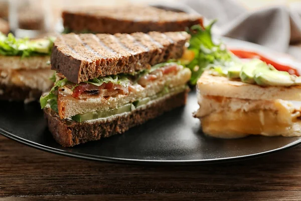 Assiette Avec Délicieux Sandwichs Sur Table Bois — Photo