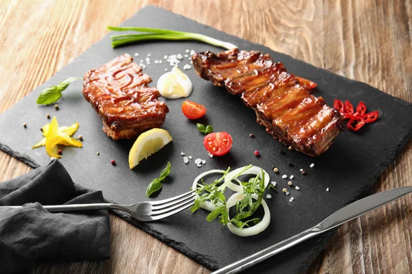 Assiette Ardoise Avec Délicieuses Côtes Grillées Sur Table — Photo