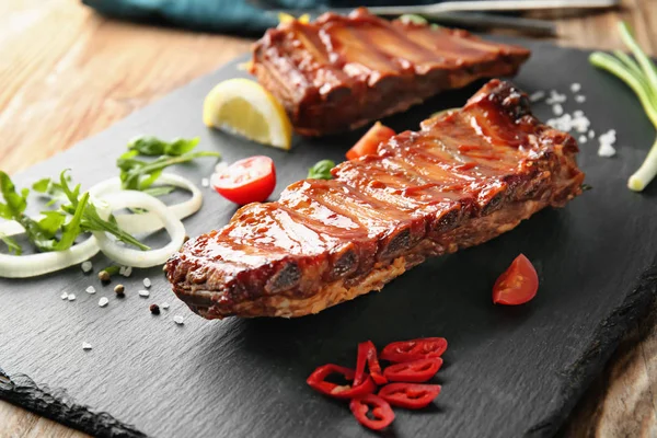 Assiette Ardoise Avec Délicieuses Côtes Grillées Sur Table — Photo