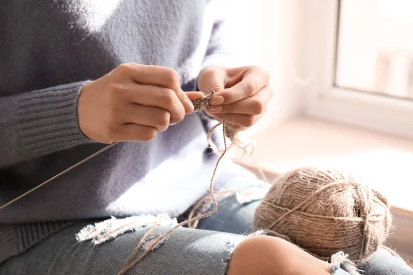 Ung Kvinna Stickning Kläder Hemma Närbild — Stockfoto