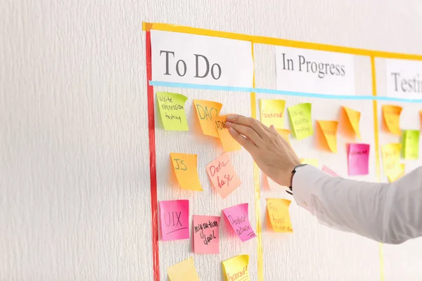 Man Fästa Fästis Scrum Uppgift Styrelsen Office — Stockfoto