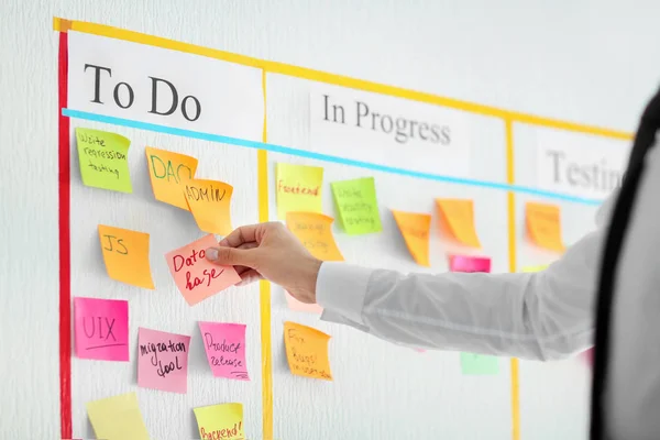 Mannen Med Klistermärke Nära Scrum Uppgift Styrelsen Office — Stockfoto