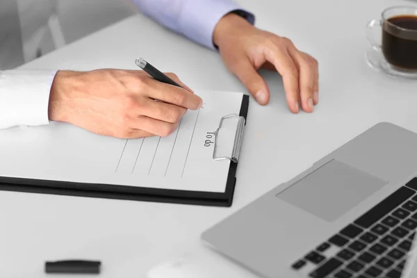 Geschäftsmann Schreibt Liste Tisch Büro — Stockfoto