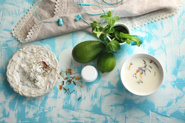 Renkli arka planda ev yapımı kozmetik ürünleri için doğal malzemeler