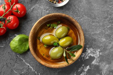 Taze yağı ve zeytin tablo ile kase