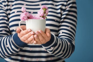 Çiçekler, closeup fincanla tutan kadın