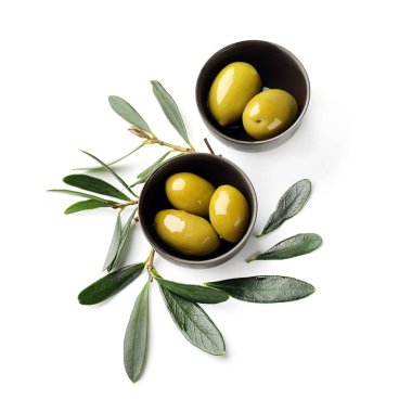 Kase beyaz zemin üzerine yağlı zeytinli