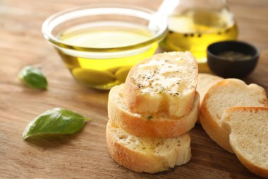 Ekmek zeytin yağı ve baharat ahşap tablo