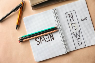 Defter ile kelime haber renk arka plan üzerinde