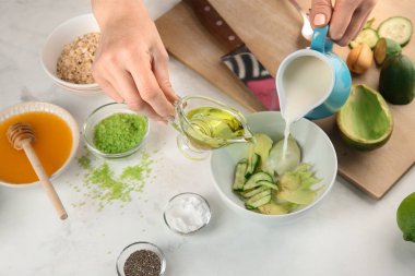 Avokado ile besleyici maske yapma kadın