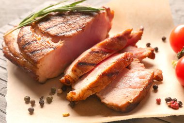 Masaya baharatlar ile lezzetli biftek dilimlenmiş