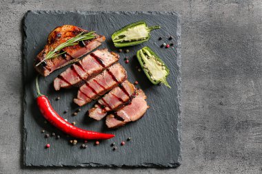 Biber ve baharat ile lezzetli biftek kayrak tabağa dilimlenmiş