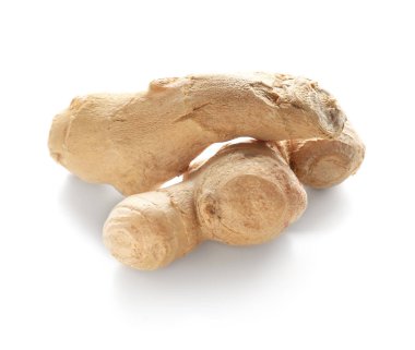 Beyaz arkaplanda taze zencefil