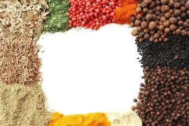 Beyaz zemin üzerine baharat çeşitleri