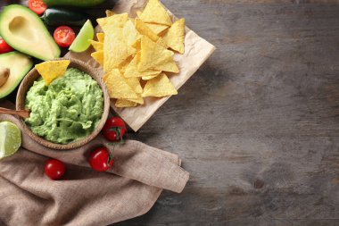 Cips ve sebze tablo ile lezzetli guacamole