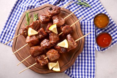 Ahşap tahta üzerinde sulu et mangal şiş