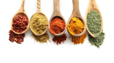 Beyaz arka plan üzerinde çeşitli baharatlar ile tahta kaşıklar