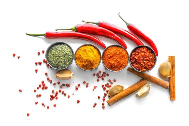 Beyaz arka plan üzerinde çeşitli baharatlar ile kase
