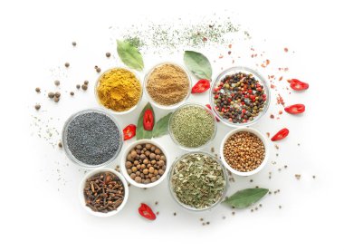 Beyaz arka plan üzerinde çeşitli baharatlar ile kase