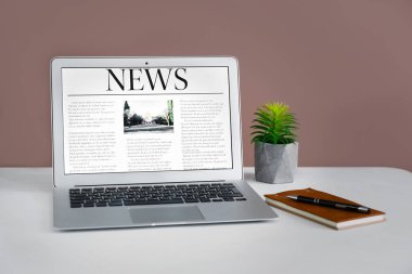 Çalışma alanı ile laptop ve ekran haberleri