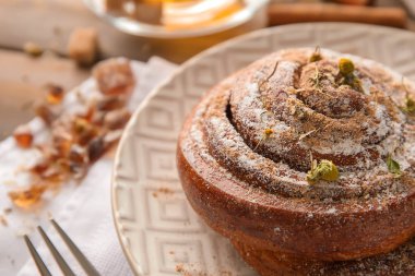 Plaka, tatlı tatlı tarçın çörek