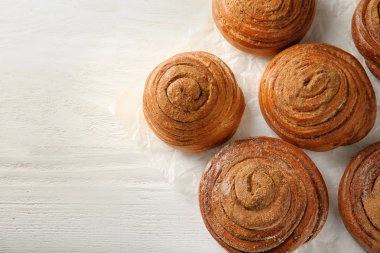 Ahşap masa üzerinde tatlı tarçınlı çörek