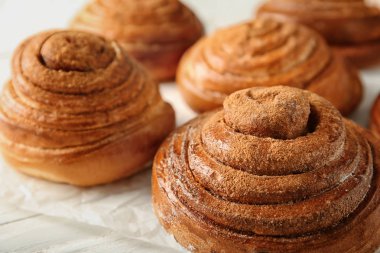 Tablo, tatlı tatlı tarçınlı çörek