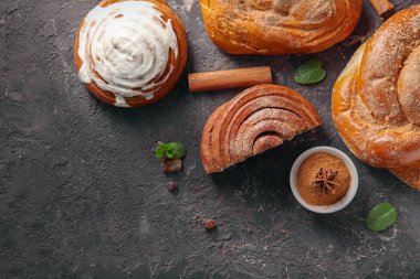 Tatlı tarçınlı çörek masada, üstten görünüm