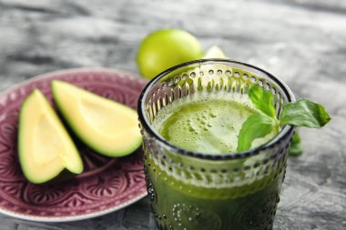 Kadeh tabloda, closeup lezzetli avokado güler yüzlü