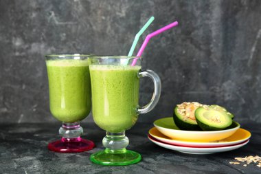 Gözlük masada lezzetli avokado güler yüzlü