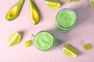 Cam kavanoz lezzetli avokado güler yüzlü ve tablo taze meyve