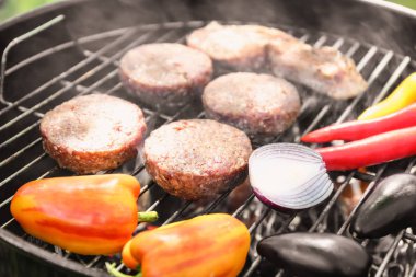 Köftesi sebzeler Barbekü ızgara, closeup ile pişirme