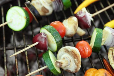 Barbekü ızgara, closeup sebzeli şiş