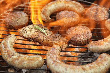 Sosis köftesi ve Barbekü ızgara, closeup biftek pişmiş Delicious