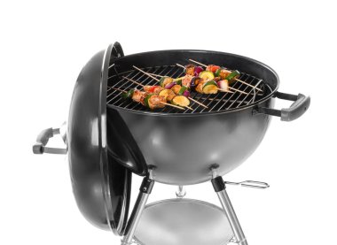 Barbekü ızgara et ve sebze şiş, üzerinde beyaz izole üzerinde