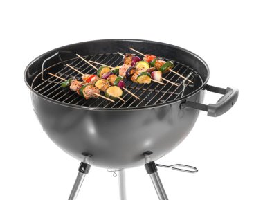 Barbekü ızgara et ve sebze şiş, üzerinde beyaz izole üzerinde