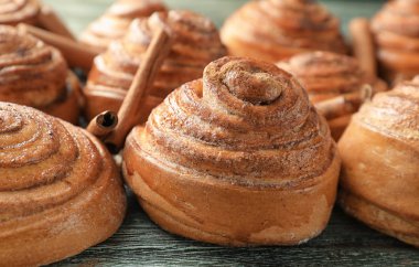 Tablo, tatlı tatlı tarçınlı çörek