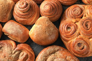 Tatlı tarçınlı çörek masada, üstten görünüm