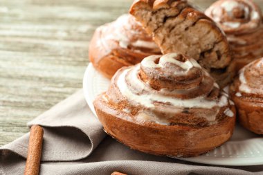 Masada tatlı tarçınlı çörek ile plaka