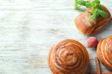 Ahşap masa üzerinde tatlı tarçınlı çörek