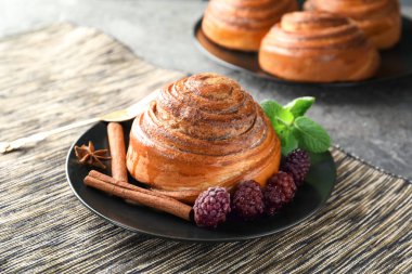 Plaka tatlı tarçın topuz ve masada çilek ile