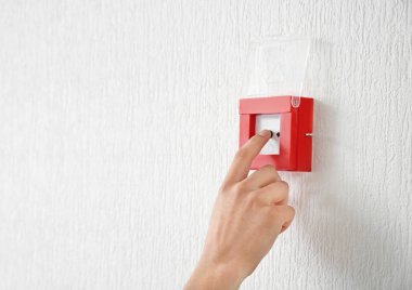 Yangın alarm sistemi kapalı kullanan genç adam